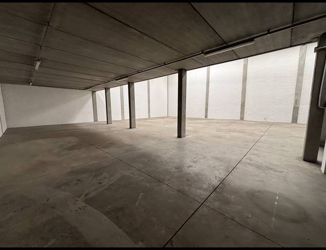 606M² WAREHOUSE TO LET IN STIKLAND INDUSTRIAL